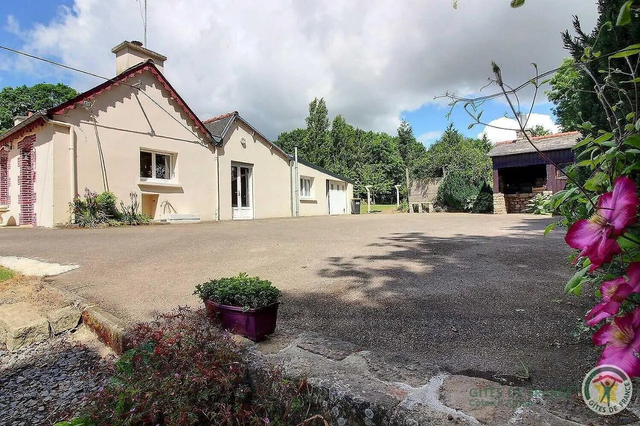Des Trois Fleurs Villa Plouguenast-Langast 0*,